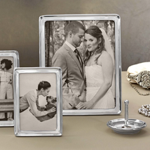 Load image into Gallery viewer, Collection of Mariposa's signature frames