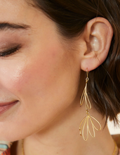 Load image into Gallery viewer, Spartina 449 Dippy Daisy Earrings Gold