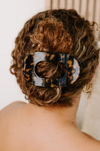 Load image into Gallery viewer, TELETIES Tortoise Flat Round Clip