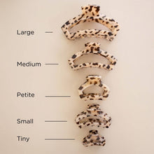Load image into Gallery viewer, 5 sizes of the TEKETIES Open Blonde Tortoise Hair Clip