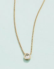 Load image into Gallery viewer, thin gold chain with solitaire stone at the center 
