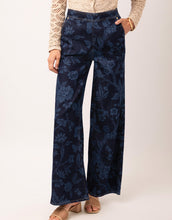 Load image into Gallery viewer, Spartina 449 Cadence Denim Trouser Japonica Floral Denim
