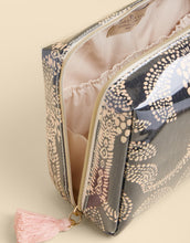 Load image into Gallery viewer, close up of zipper 
