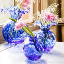Load image into Gallery viewer, Vietri Hibiscus Glass Cobalt Tortoiseshell Vases with flowers
