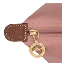 Load image into Gallery viewer, close up of leather and gold accents on the Longchamp Le Pliage Original Medium Shoulder Bag - Pink Tea

