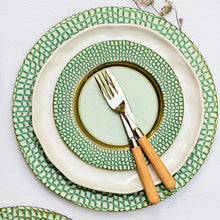 Load image into Gallery viewer, Vietri Pelli Glass Green Charger and plates
