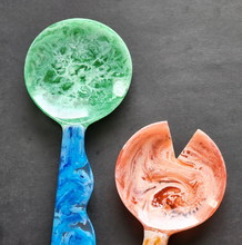 Load image into Gallery viewer, Beatriz Ball VIDA Resin Salad Servers - Orange and Blue
