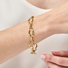 Load image into Gallery viewer, person wearing the Capucine de Wulf Maharani Grande Chain Bracelet
