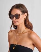 Load image into Gallery viewer, person wearing Palma Sunglasses
