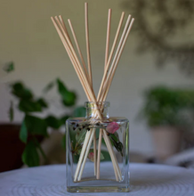 Load image into Gallery viewer, Botanical Reed Diffuser 4oz - Apricot Rose
