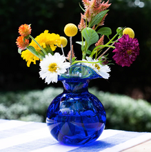 Load image into Gallery viewer, Vietri Hibiscus Glass Cobalt Bud Vase with flowers
